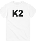 Minimalistiskt K2-motiv med bergsklättrare på vit t-shirt