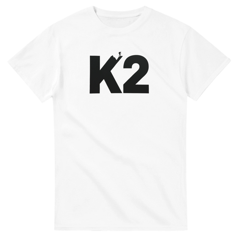 Minimalistiskt K2-motiv med bergsklättrare på vit t-shirt