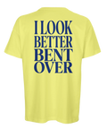 Stor textbaserad design på ryggen av en gul oversized t-shirt