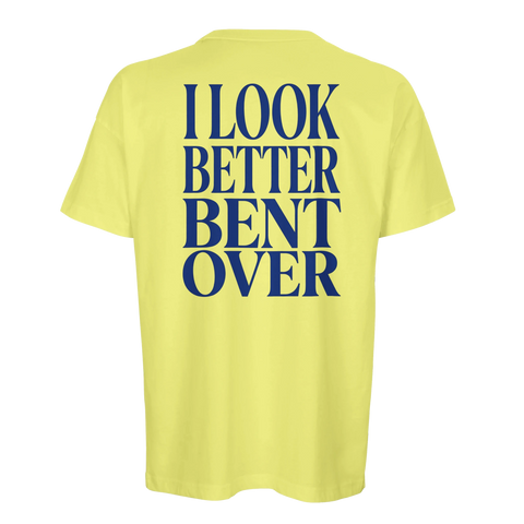 Stor textbaserad design på ryggen av en gul oversized t-shirt