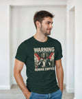 Man bär en mörkgrön t-shirt med romerskt motiv och historiskt citat