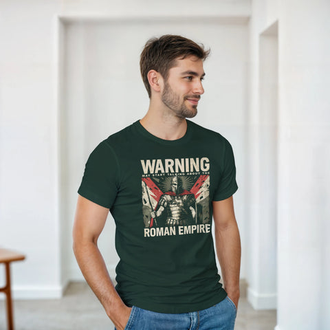 Man bär en mörkgrön t-shirt med romerskt motiv och historiskt citat