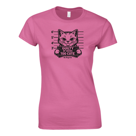 Svart katt-mugshot "Guilty of Being Too Cute" och "No Regrets" på rosa dam-t-shirt.