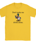 Tecknad anka med pistol och text "Don't make me drink alone" på gul t-shirt.