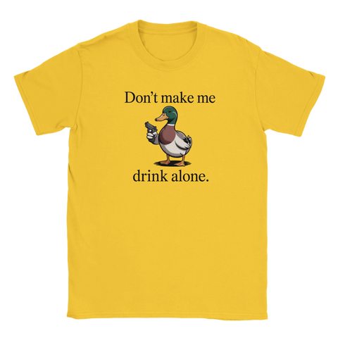Tecknad anka med pistol och text "Don't make me drink alone" på gul t-shirt.