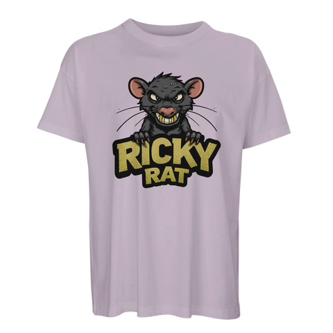 Tecknad arg svart råtta med guldtänder och texten "RICKY RAT" på lila ekologisk oversized t-shirt.