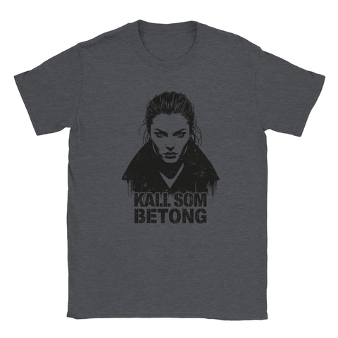 Mörkgrå t-shirt med provokativ illustration av en kvinna i hög krage