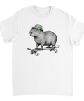 Vit t-shirt med en kapybara i grön mössa på skateboard.