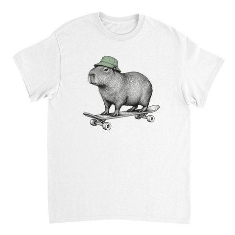 Vit t-shirt med en kapybara i grön mössa på skateboard.
