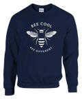 Marinblå sweatshirt med grafisk illustration av ett bi och statement-text