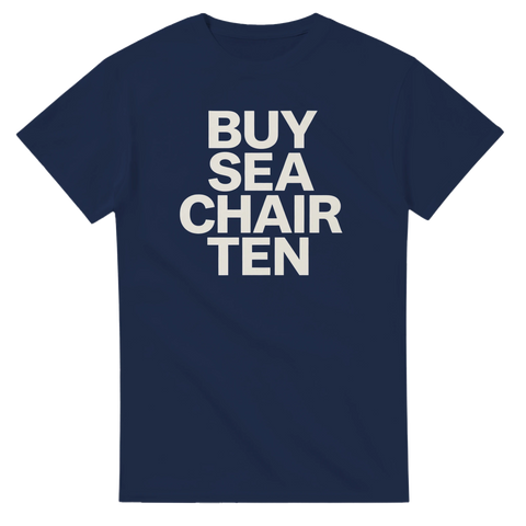 Marinblå t-shirt med texten BUY SEA CHAIR TEN i fyra rader.