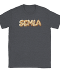 Semla-text i 3D-stil med grädde och mandelmassa på mörkgrå t-shirt.