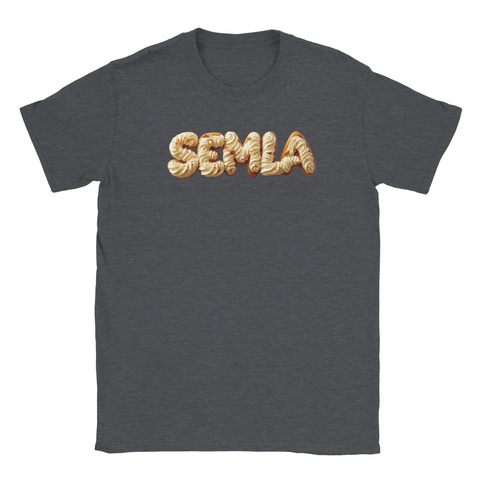 Semla-text i 3D-stil med grädde och mandelmassa på mörkgrå t-shirt.