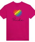 Regnbågsfärgat hjärta med penseldrag och text "Pride" på fuchsia t-shirt.