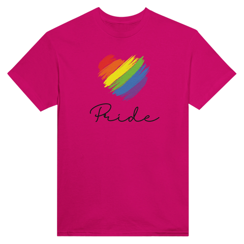 Regnbågsfärgat hjärta med penseldrag och text "Pride" på fuchsia t-shirt.