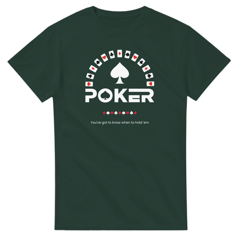 Vitt POKER-tryck med spader ess, spelkort och citat på mörkgrön t-shirt.