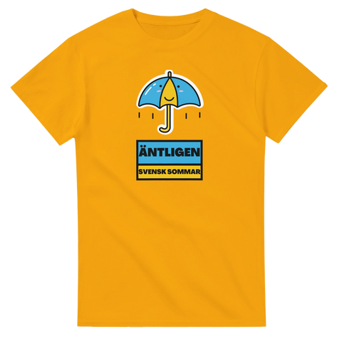 Tecknad glad paraply med regndroppar och texten "ÄNTLIGEN SVENSK SOMMAR" på gul t-shirt.