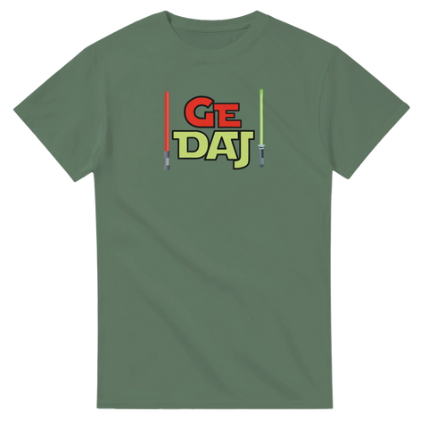 humor t-shirt Ge Daj grön med färgstark typografi