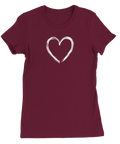 Vitt handmålat hjärta med penseldrag på en vinröd dam t-shirt.