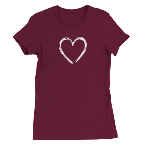 Vitt handmålat hjärta med penseldrag på en vinröd dam t-shirt.