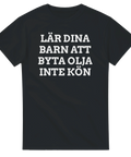 Kaxigt citat-tryck med fokus på praktiskt kunnande på svart t-shirt