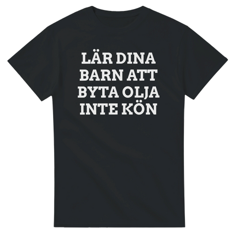 Kaxigt citat-tryck med fokus på praktiskt kunnande på svart t-shirt