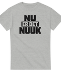 Minimalistisk sort-hvid t-shirt “Nu er det Nuuk” – USA go home statement om Grønland