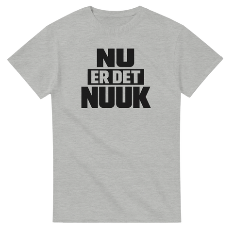Minimalistisk sort-hvid t-shirt “Nu er det Nuuk” – USA go home statement om Grønland