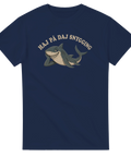 Skojig t-shirt design med en poserande haj och ordvits på svenska