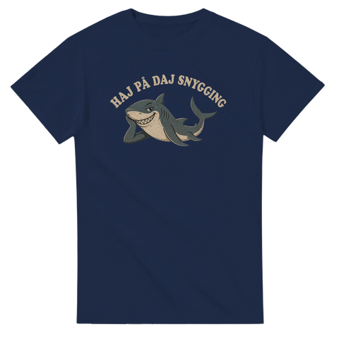 Skojig t-shirt design med en poserande haj och ordvits på svenska