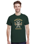 Man bär mörkgrön t-shirt med humoristiskt tryck av en kapsylöppnare