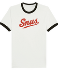 Ringer t-shirt med röd "Snus" text i retrostil, svarta kanter vid hals och ärmar, vit bakgrund.