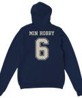 Klassiskt nummertryck i lagtröje-stil med humoristisk text på mörkblå hoodie