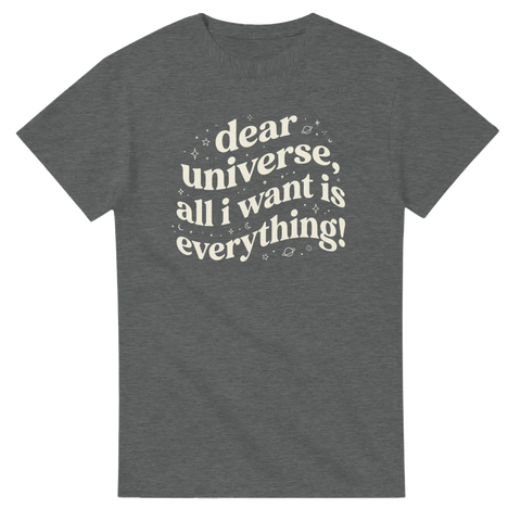 Retrotypografi med texten Dear universe på en mörkgrå melerad t-shirt