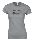 Denna dam är pensionär" text med hjärtan på grå dam t-shirt.