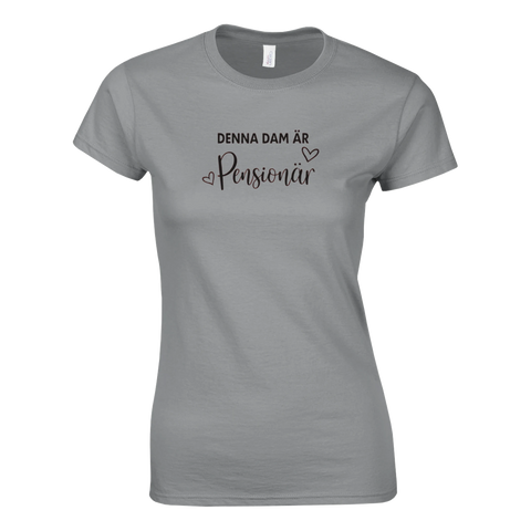 Denna dam är pensionär" text med hjärtan på grå dam t-shirt.