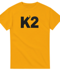 Svart K2-logotyp med bergssiluett på gul t-shirt för vandring