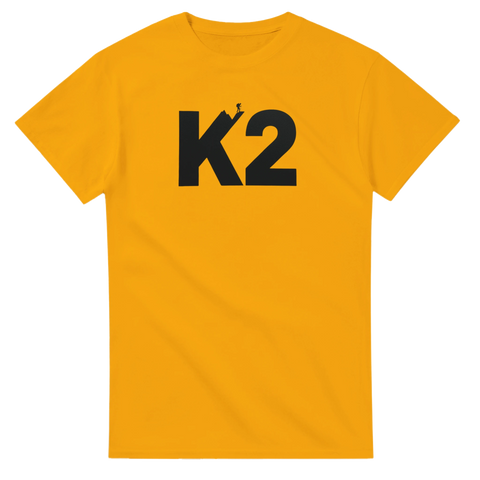 Svart K2-logotyp med bergssiluett på gul t-shirt för vandring