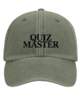 Quiz Master" text i svart på olivgrön dad cap.