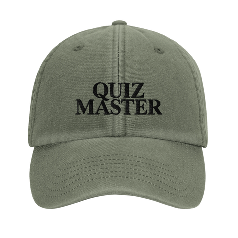 Quiz Master" text i svart på olivgrön dad cap.