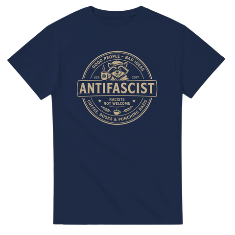Detaljerat cirkelmotiv med texten Racists Not Welcome – grafisk t-shirt