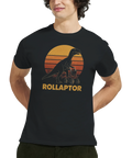 Man bär svart t-shirt med humoristiskt Rollaptor-motiv och solnedgång
