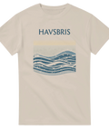 Kustnära design med vågor och text på en sandfärgad t-shirt