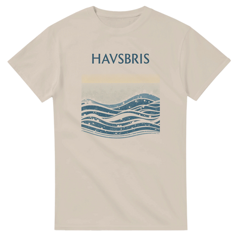 Kustnära design med vågor och text på en sandfärgad t-shirt