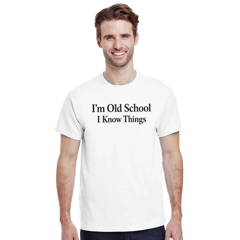 Svart text "I'm Old School I Know Things" på vit t-shirt med rund hals.
