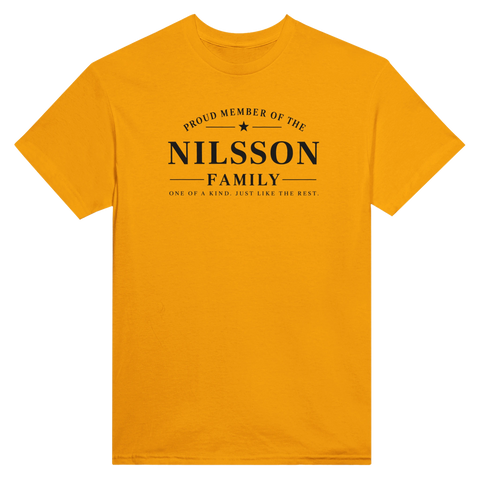 Svart texttryck Proud Member of the Nilsson Family på en orange t-shirt
