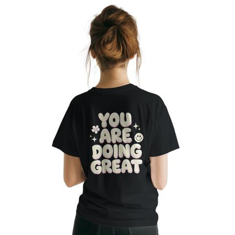 You Are Doing Great" texttryck med bubbliga bokstäver, blommor och smiley på svart t-shirt.