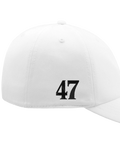Svart siffra "47" broderad på vit keps med böjd skärm.