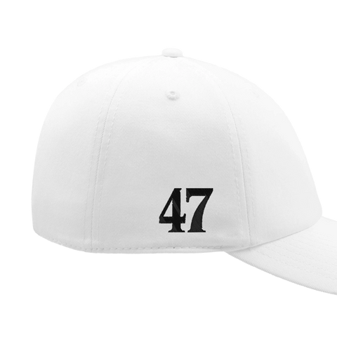 Svart siffra "47" broderad på vit keps med böjd skärm.