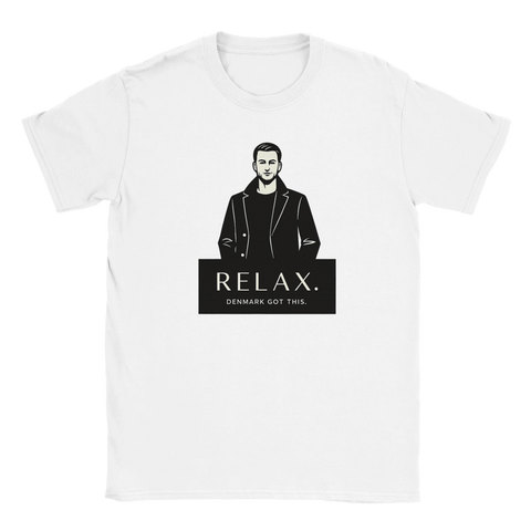 Svartvitt tryck av man i rock med texten Relax Denmark Got This på vit t-shirt